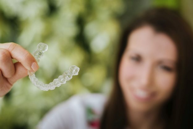 invisalign-nevidljivi-aparatic-za-zube-rijeka-1 invisalign-nevidljivi-aparatic-za-zube-rijeka-1